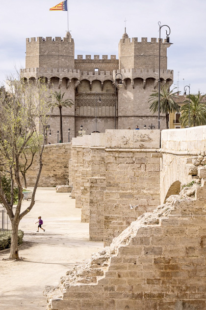 les tours serranos et quart